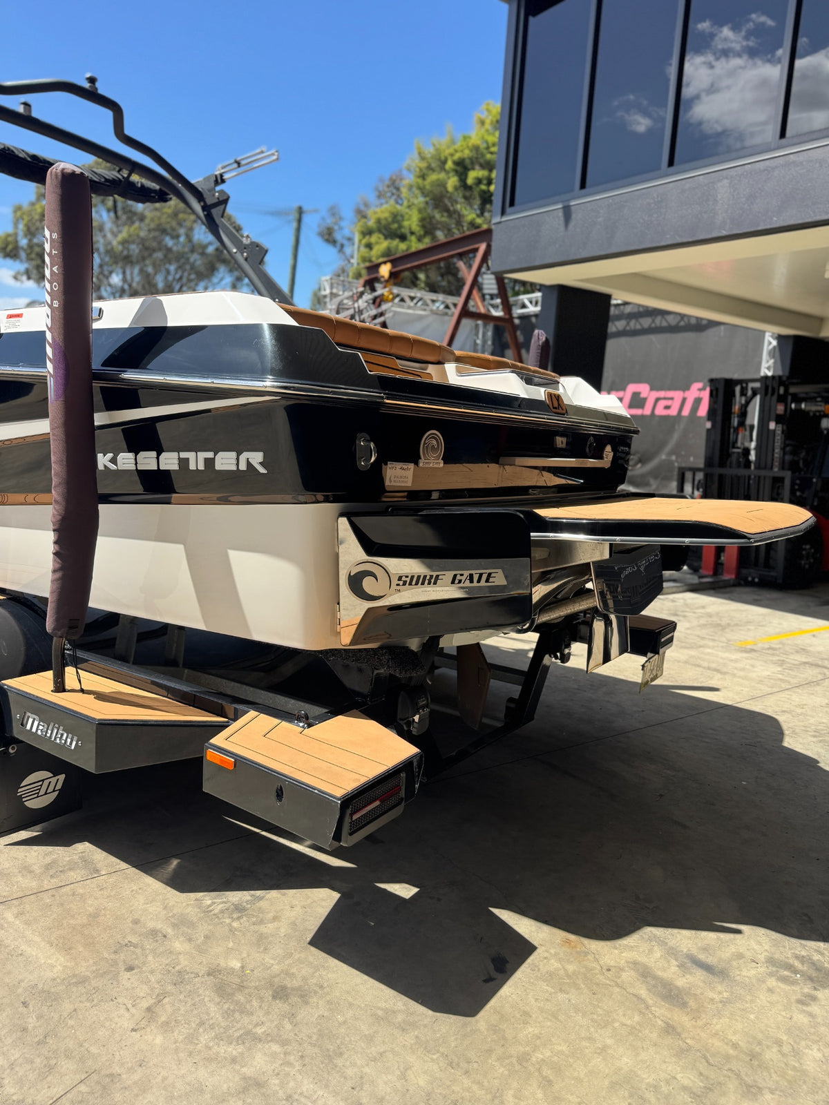 2021 Malibu 21LX — stern with surf gate