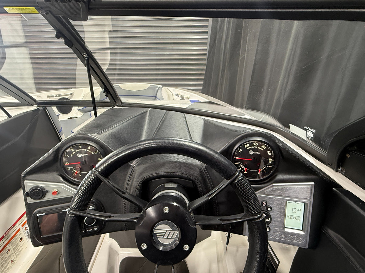 2021 Malibu TXI — helm and dashboard