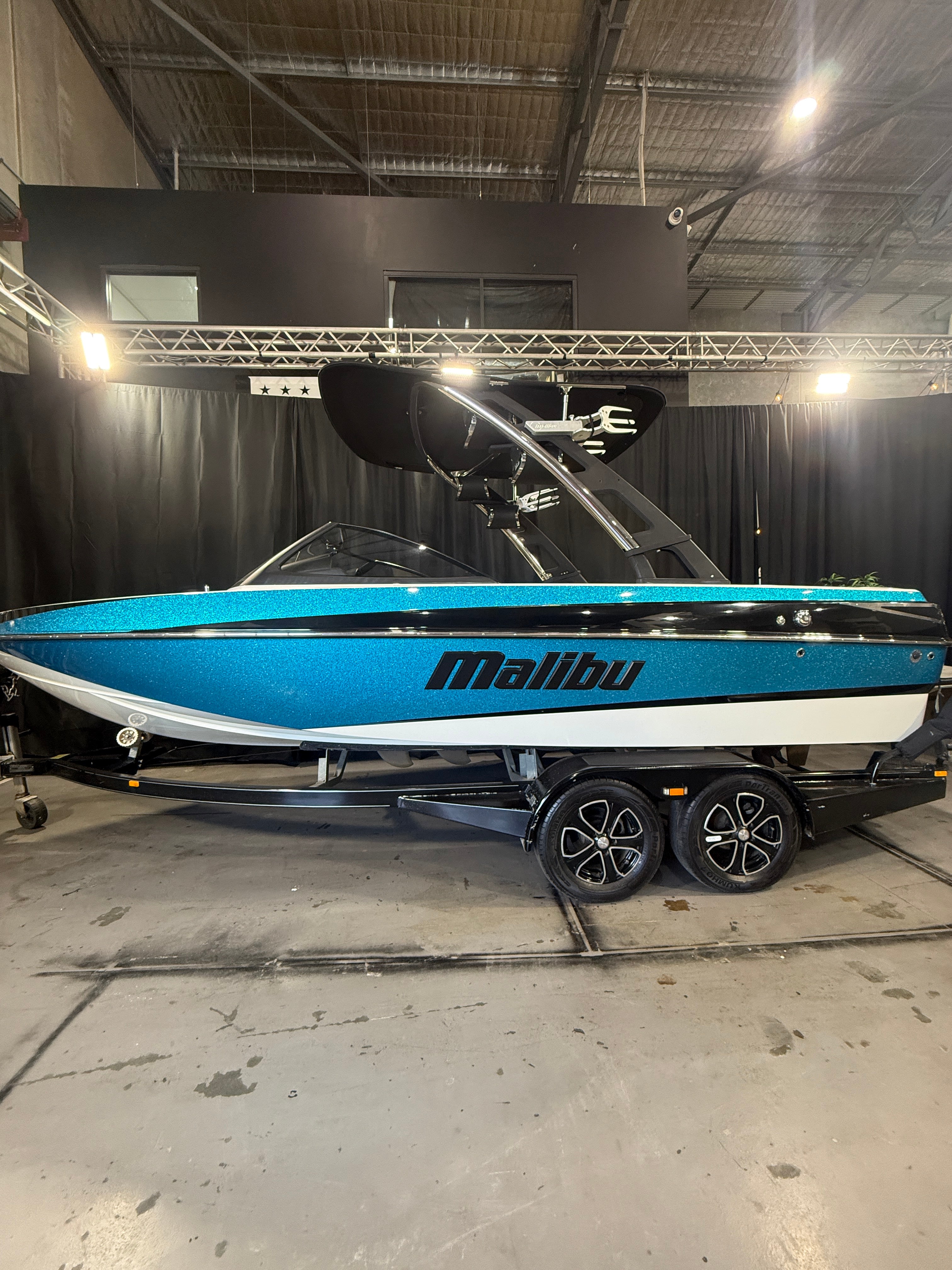 2014 Malibu WakeSetter 20VTX | Premium Pre-Owned