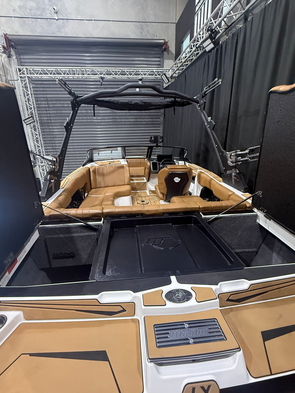 2022 Malibu 21LX — stern and tan interior