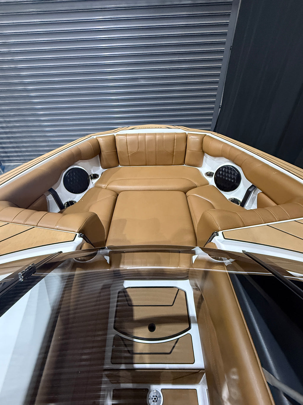 2022 Malibu 21LX — tan bow seating