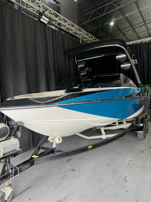 2014 Malibu WakeSetter 20VTX — bow and trailer close-up
